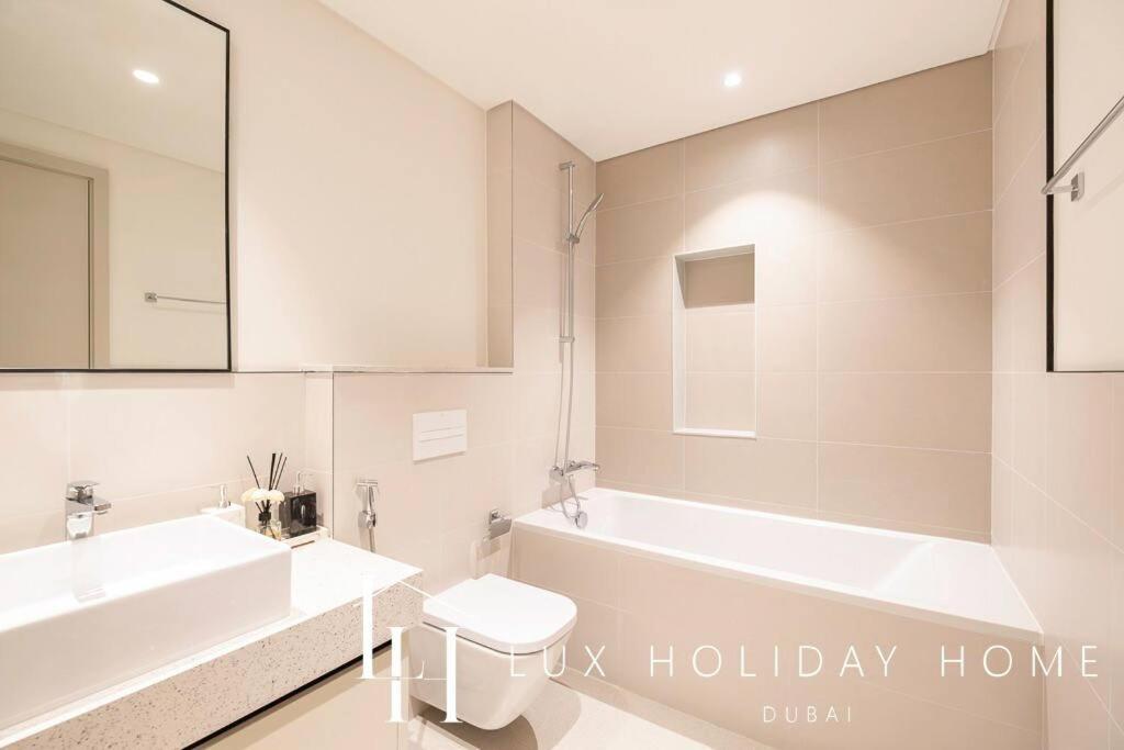 Lux The Marina Vista Beachfront 3 *